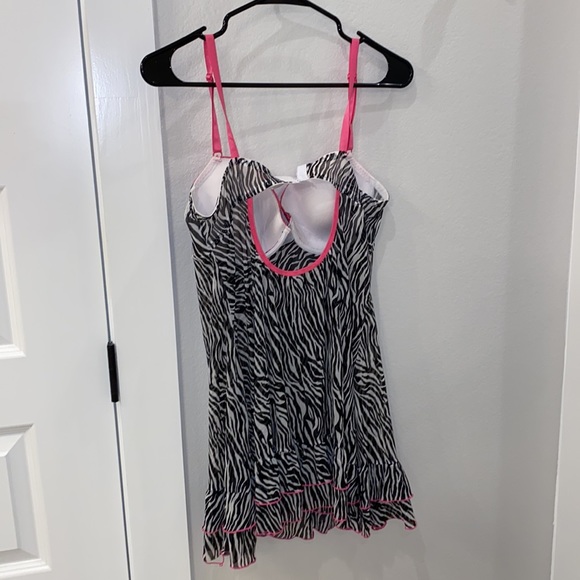 EUC Torrid Plus Size 0 Underwire Zebra Ruffle & Hot Pink One-Piece Chemise - Picture 9 of 10